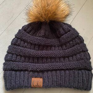 Womens hat with fur pombomb